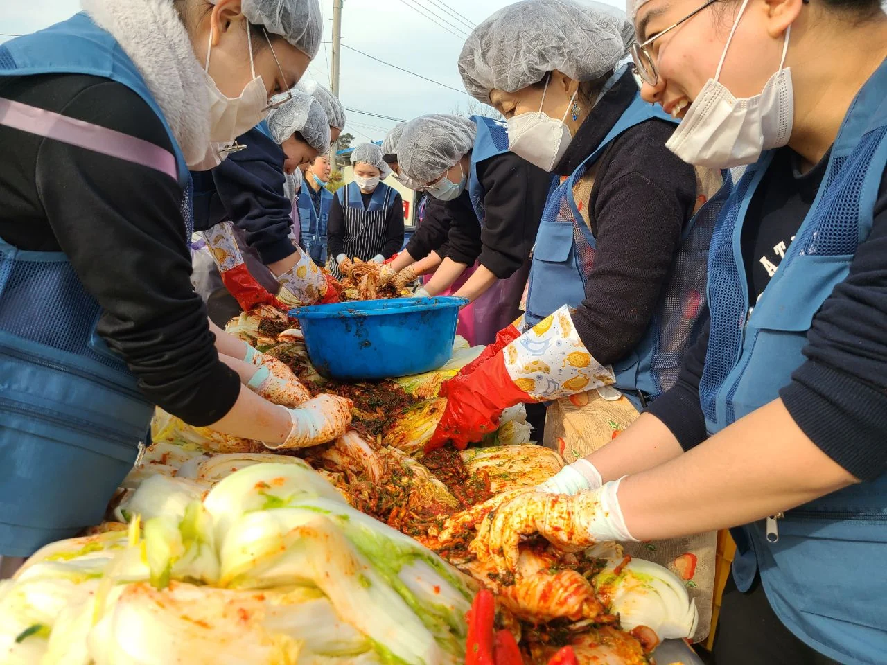 함께 김치를 담그는 사람들의 손길